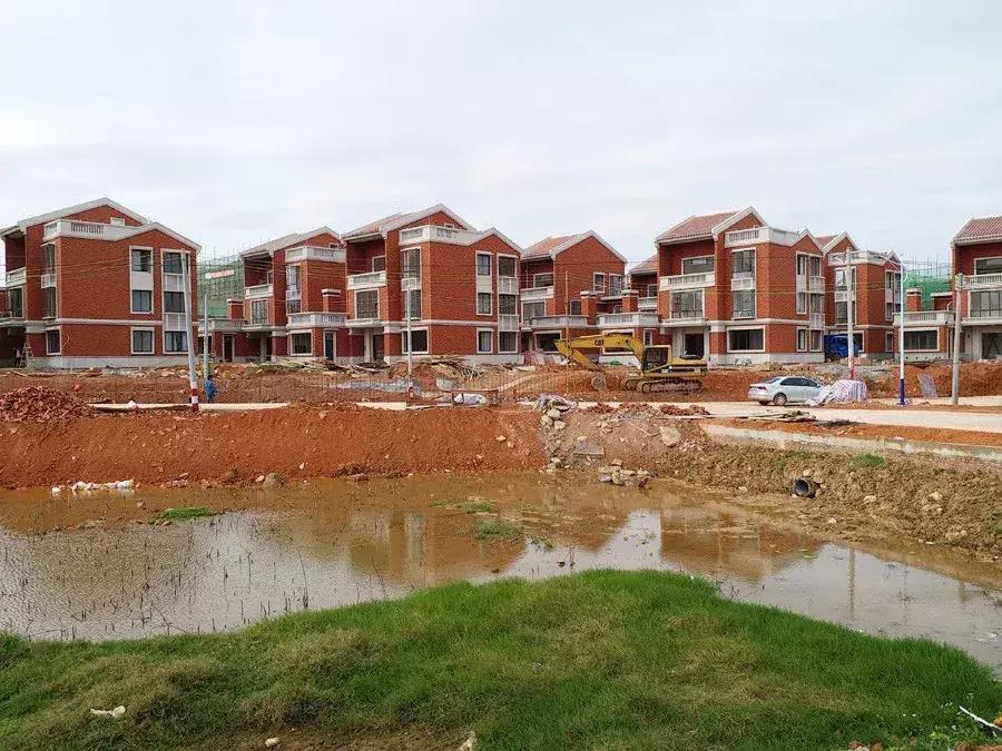 湛江市吴川老板捐100亿元,湛江富豪捐二亿为村民建房