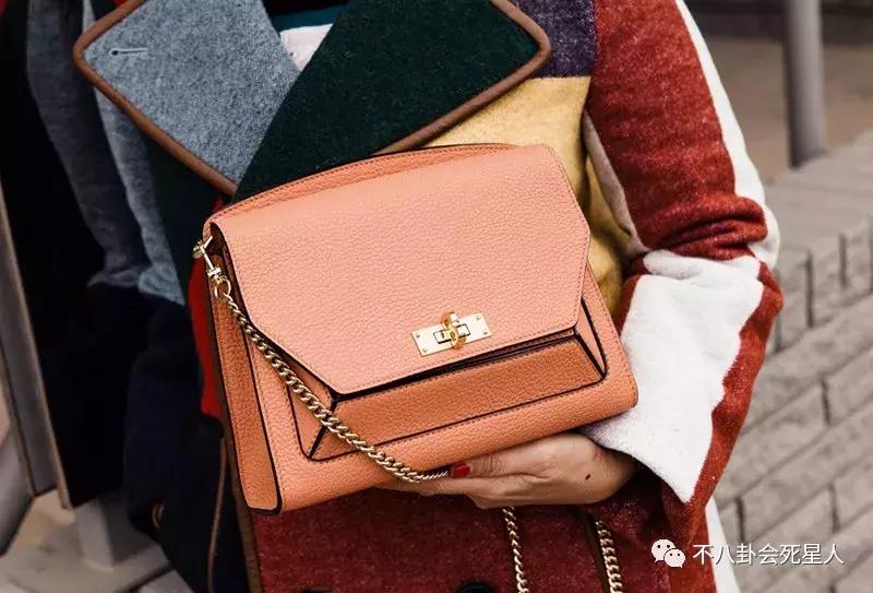 粉丝的钱有多好赚？唐嫣设计的淘宝风包包，售价超万元官方涨价卖