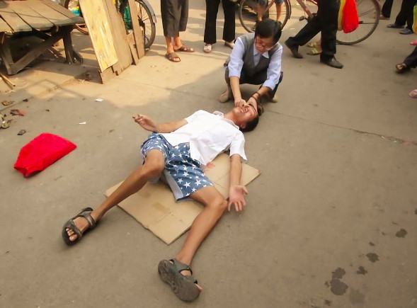 丈夫重病去世,无赖老头欺凌孤儿寡母,儿子怒揍他半身不遂