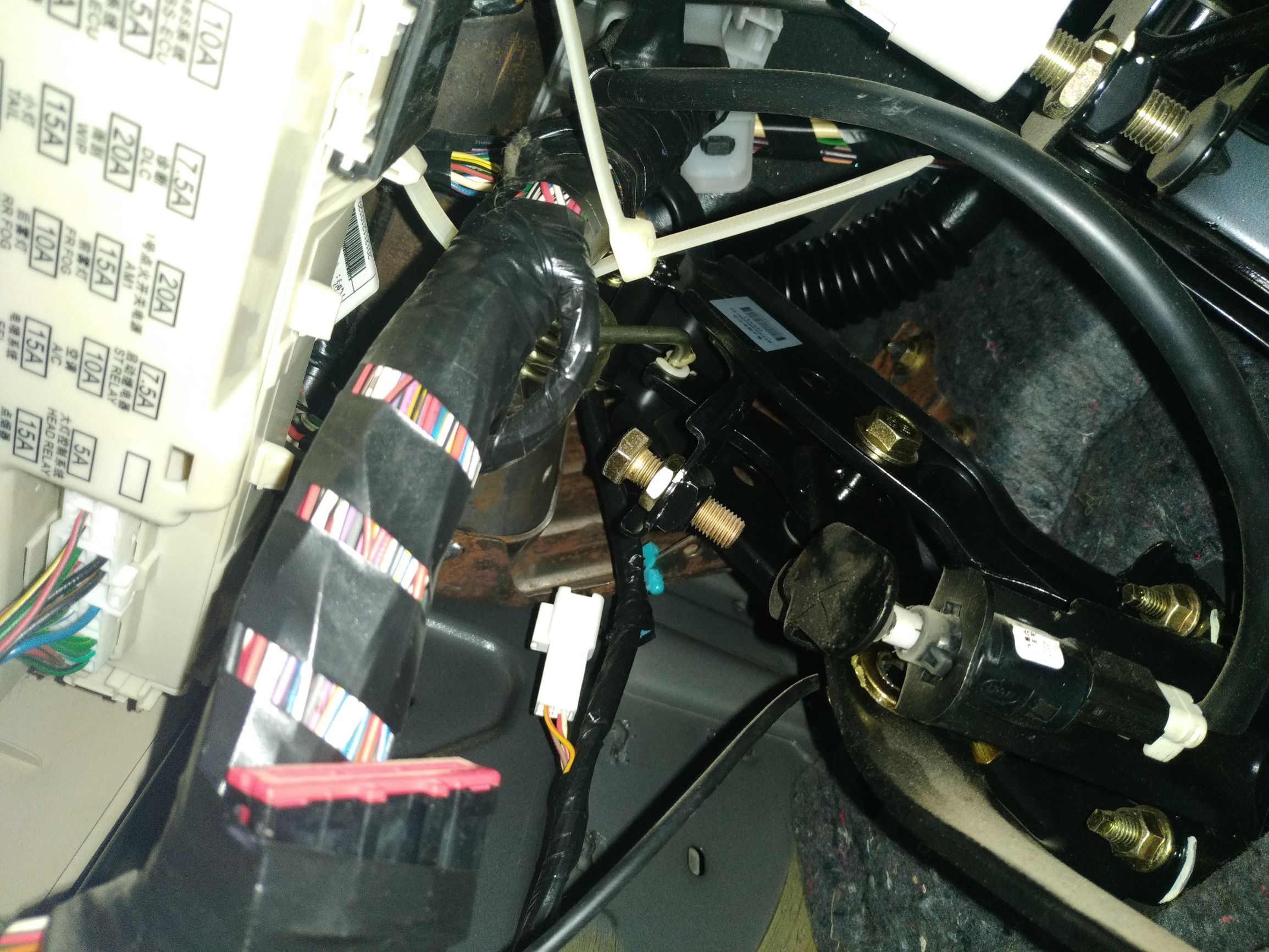 比亚迪f3离合器踏板突然失效,比亚迪f3离合器踩下去弹不上来