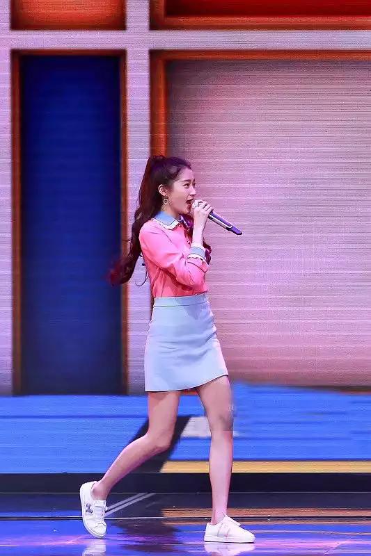 关晓彤走红毯秀好身材,关晓彤北京台春晚粉色裙子视频