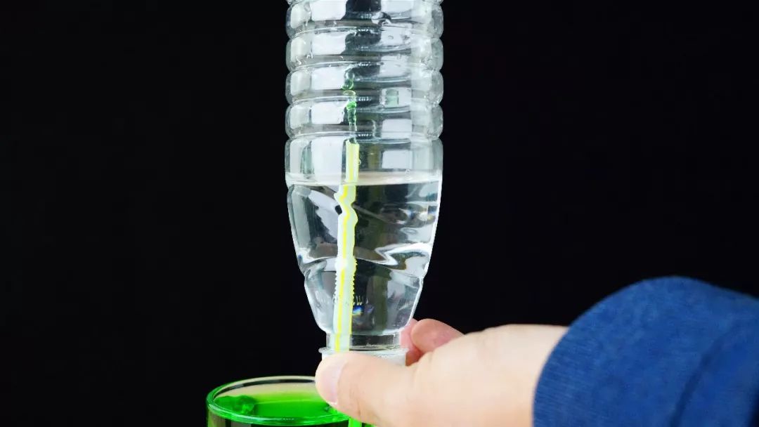 怎样使杯子里的水顺着吸管倒流,怎么让水从一个杯子跑到另一杯去