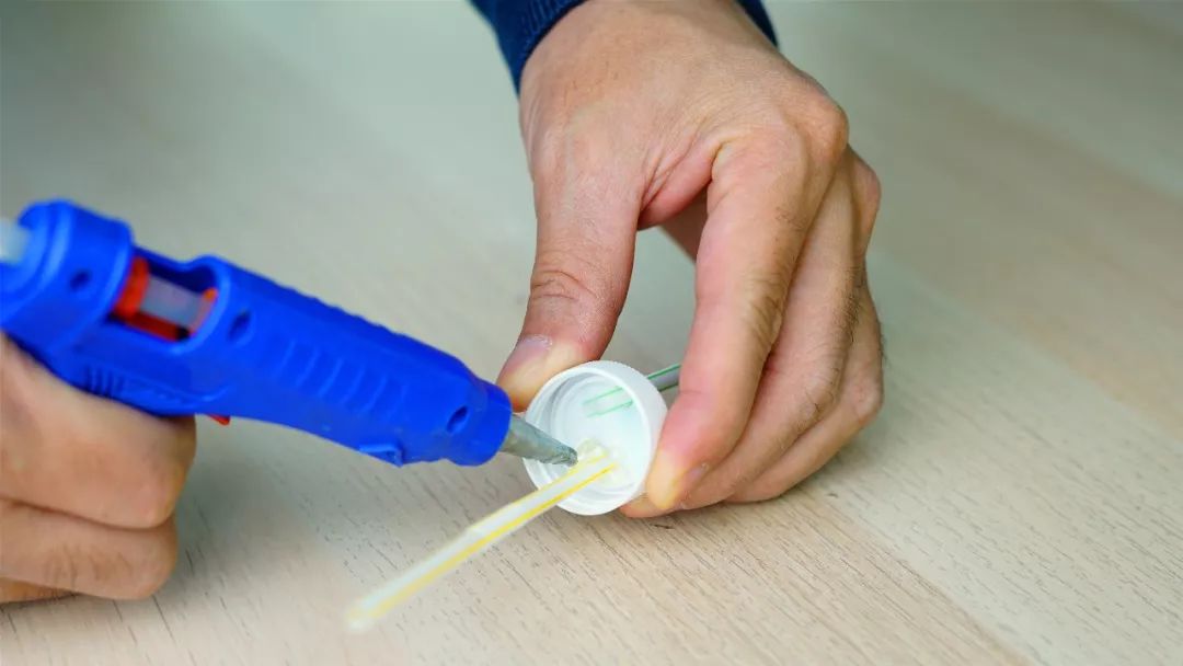 怎样使杯子里的水顺着吸管倒流,怎么让水从一个杯子跑到另一杯去