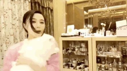 明星梳妆台洗面奶 (明星的梳妆台有哪些护肤品)