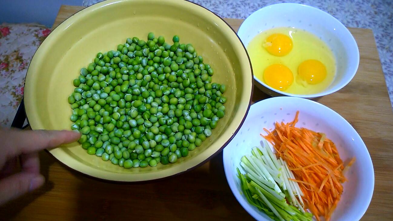 怎么做豌豆好吃又简单,学做五彩豌豆小炒