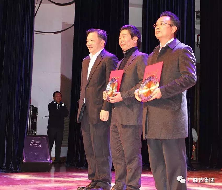 湛江市吴川老板捐100亿元,湛江富豪捐二亿为村民建房