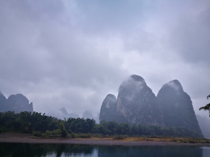 烟雨朦胧中的桂林山水,最简单桂林阳朔西街风景写生图片