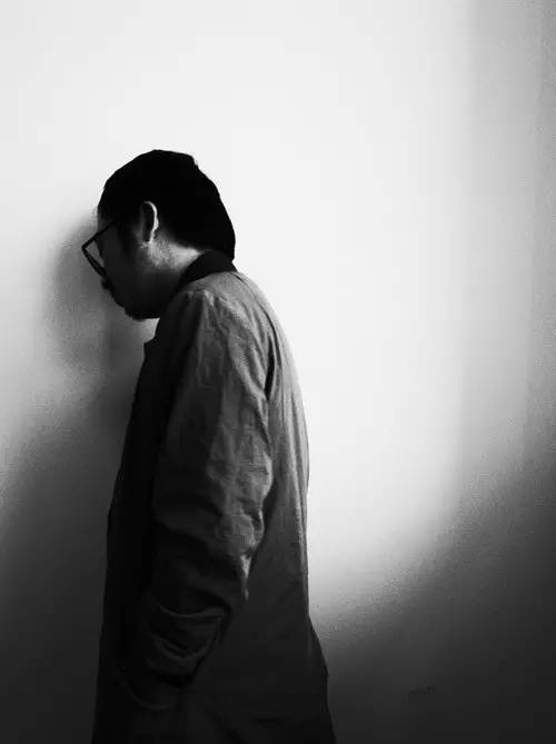 世上的美,都是来伤害我的——4月14首诗(严彬)