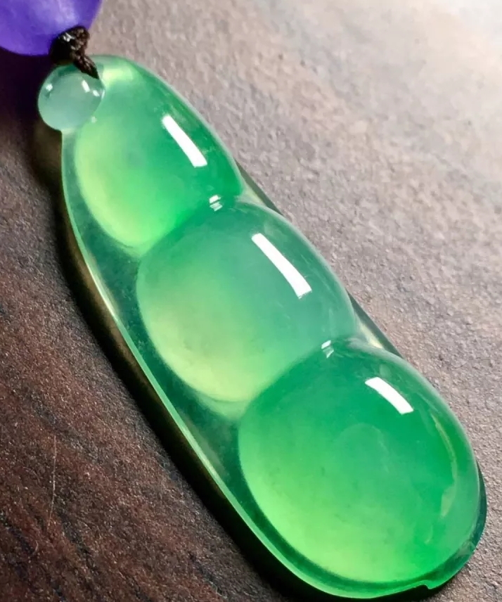 翡翠水滴吊坠的寓意是什么,男士戴如意翡翠吊坠的寓意