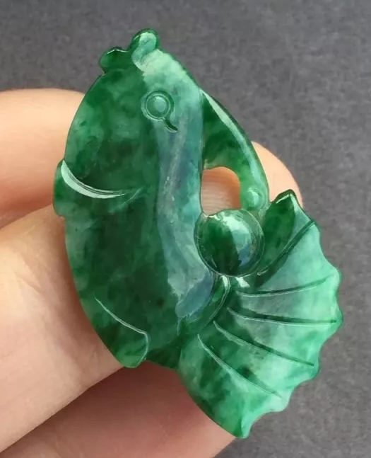 翡翠水滴吊坠的寓意是什么,男士戴如意翡翠吊坠的寓意