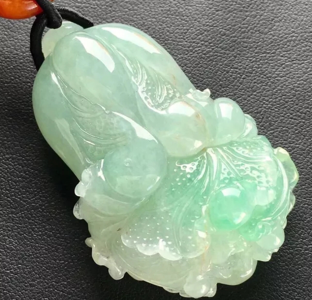 翡翠水滴吊坠的寓意是什么,男士戴如意翡翠吊坠的寓意