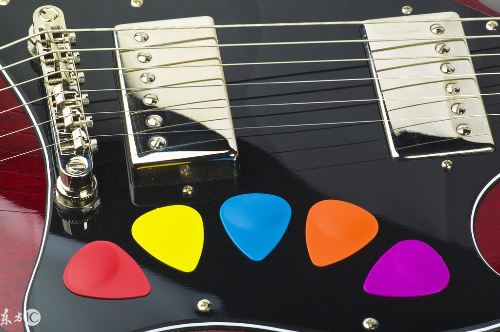 弹吉他是用拨片好还是手指弹好,弹吉他到底是手指好还是拨片好