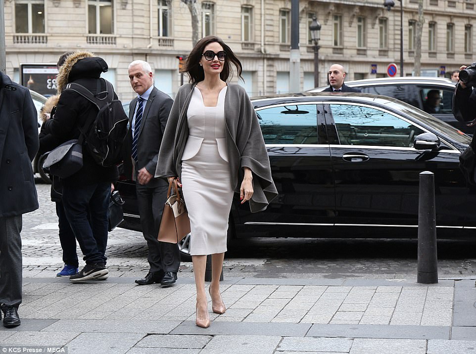 美国小三LV踩场更有第一夫人气势,法国总统夫人头发不梳惨不忍睹