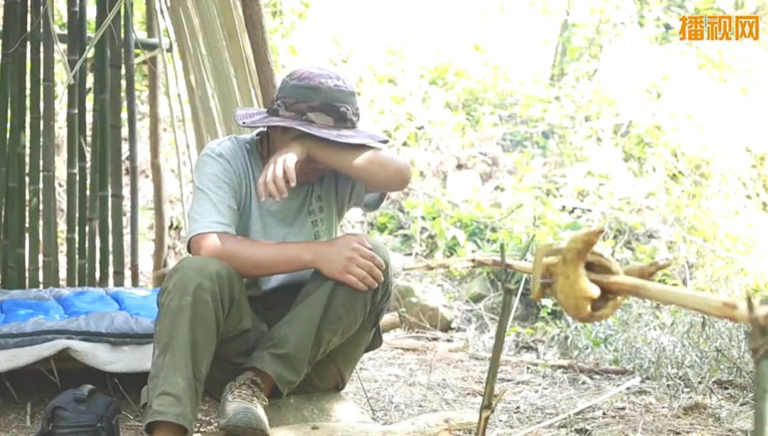 吃翔、吃姨妈巾、当众“造人”……直播底线何在？