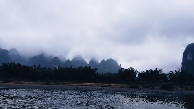 烟雨朦胧中的桂林山水,最简单桂林阳朔西街风景写生图片