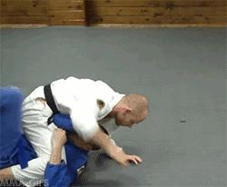 如何帮趴着的人翻身,怎么帮人翻身