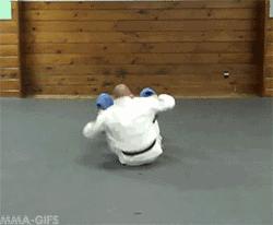 如何帮趴着的人翻身,怎么帮人翻身