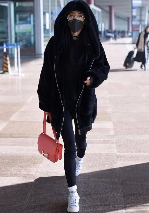 杨幂的腿真的是皮包骨吗,杨幂为什么不露腿