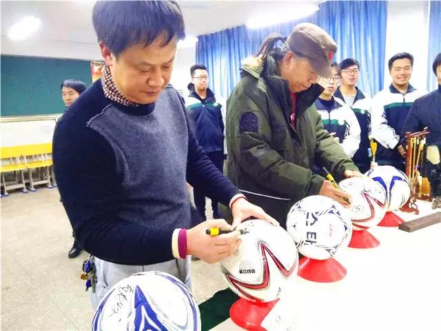 以球会友感受青山绿水红钢城别样精彩