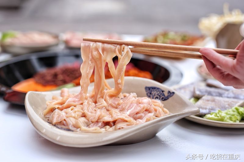 红得彻底,辣得翻天,“哈儿军长”的火锅逗是不一样