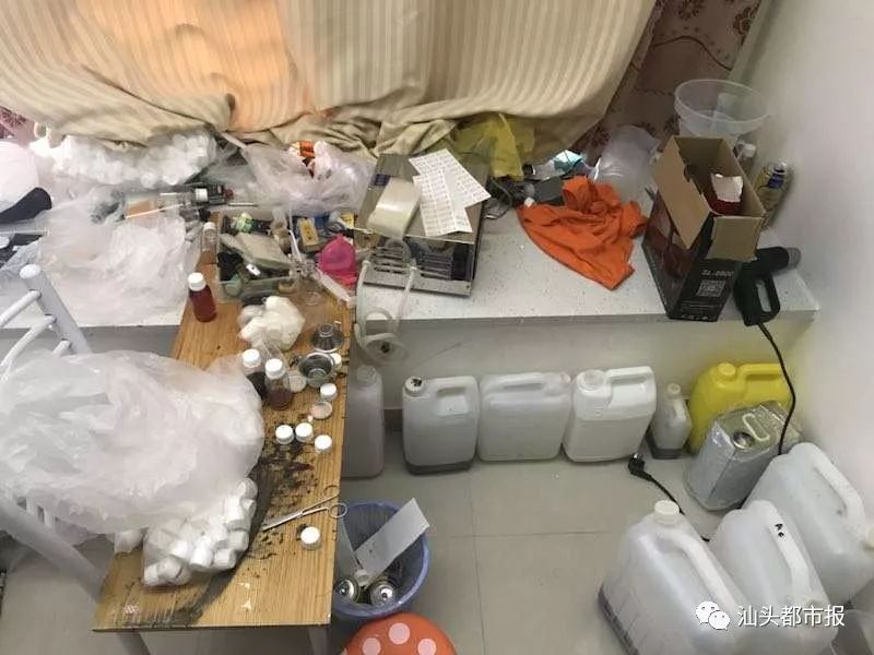 怒！藏身闹市公寓制贩“咳嗽水”130公斤，这群毒贩被抓时正在分装*品毒**