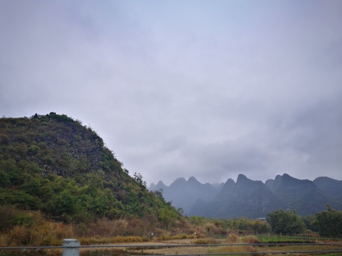 烟雨朦胧中的桂林山水,最简单桂林阳朔西街风景写生图片