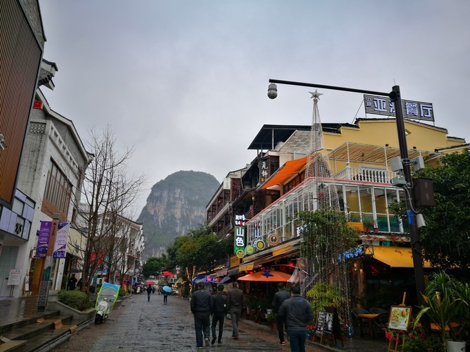 烟雨朦胧中的桂林山水,最简单桂林阳朔西街风景写生图片