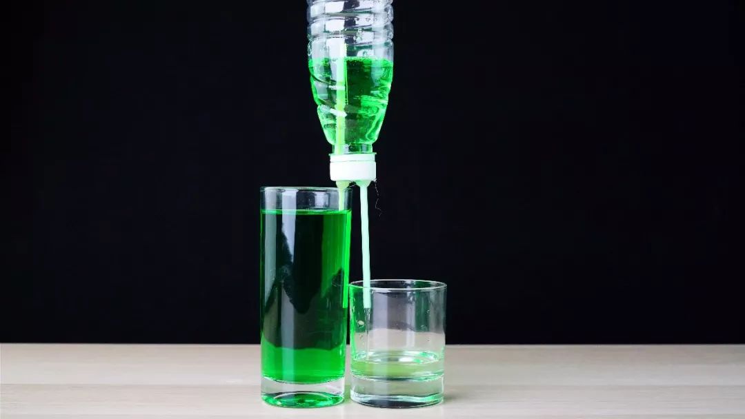 怎样使杯子里的水顺着吸管倒流,怎么让水从一个杯子跑到另一杯去