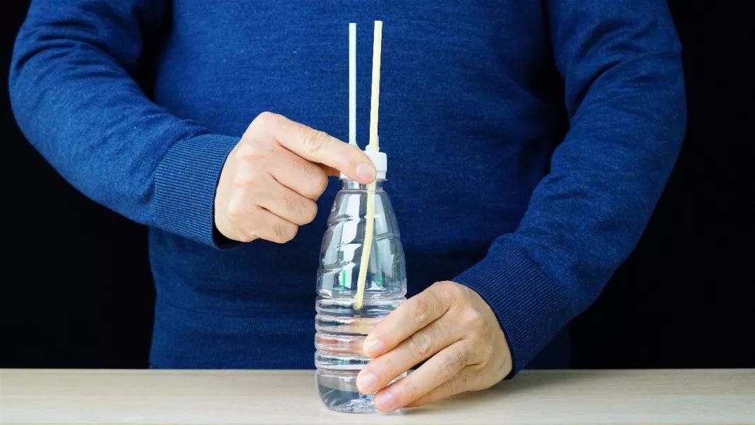 怎样使杯子里的水顺着吸管倒流,怎么让水从一个杯子跑到另一杯去