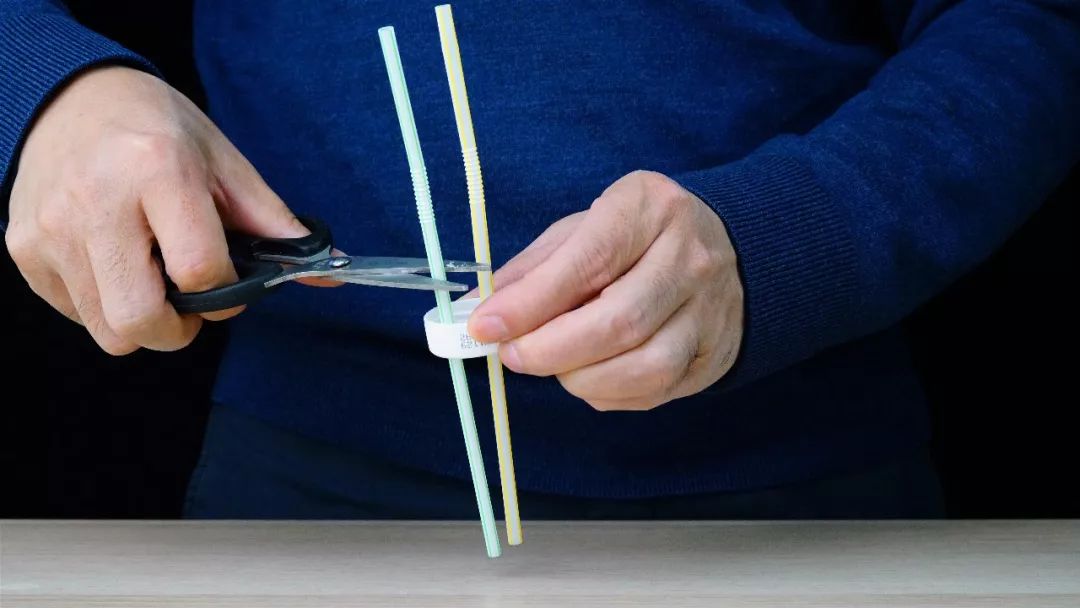 怎样使杯子里的水顺着吸管倒流,怎么让水从一个杯子跑到另一杯去