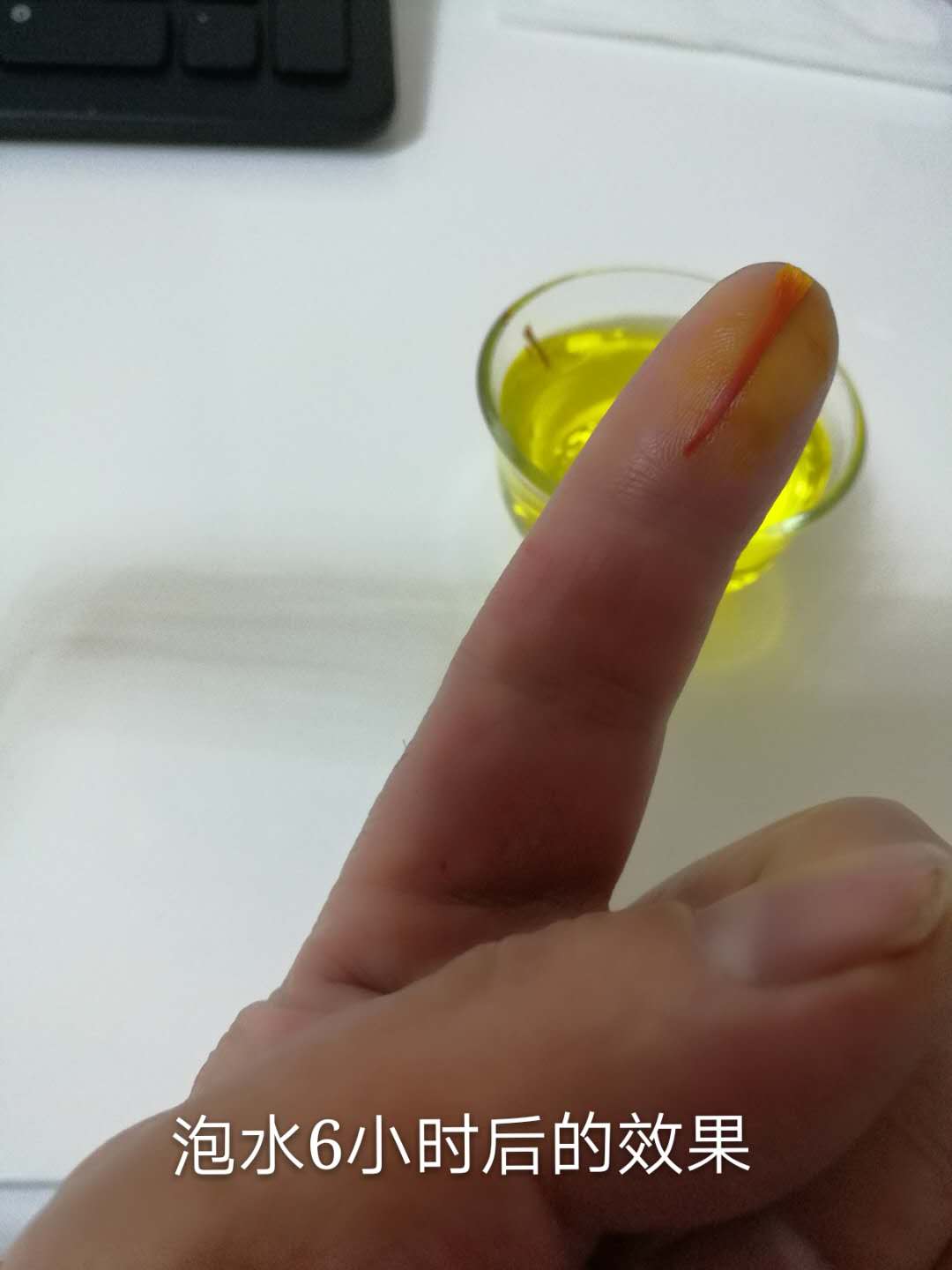 真假藏红花泡水图片,藏红花如何辨别真假