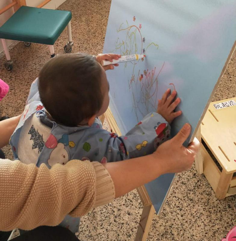 关爱特殊儿童/涂小丫用实际行动践行公益事业