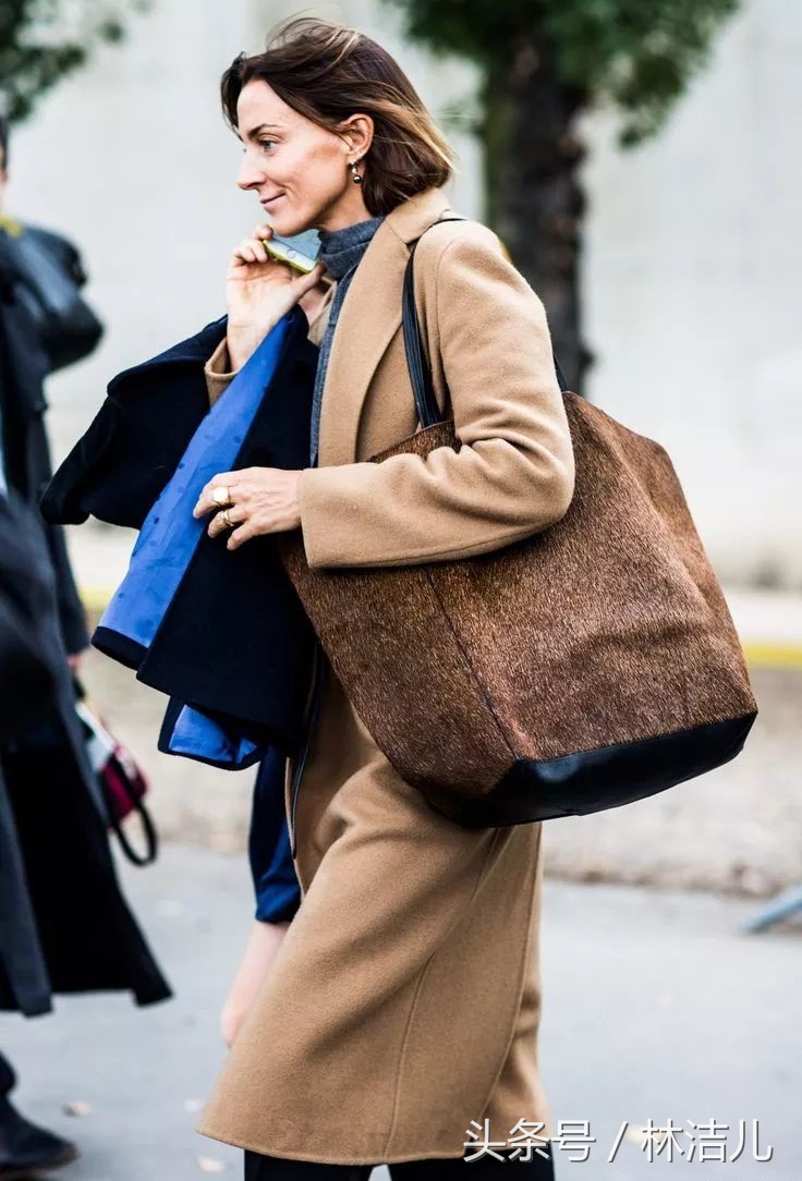 这个女人太强大了，她设计的所有包都成了爆款，连王菲都爱得不行