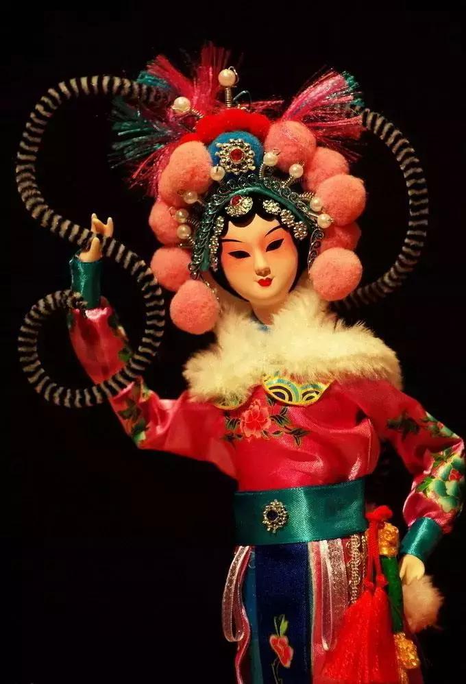 铅丝为骨骼，绢纱为肌肤，他用40年时间做出了最美“芭比娃娃”！