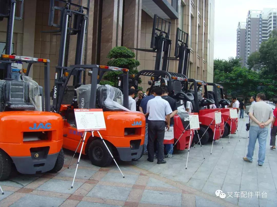 叉车怎么看回正方向,叉车倒车怎么打方向