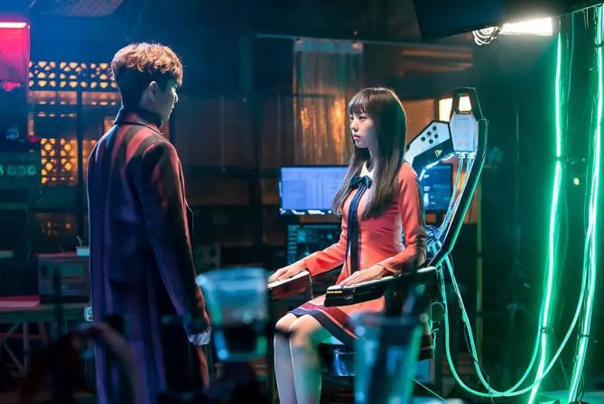 《不是机器人》,编剧脑洞太大,前男友才是“神助攻”!