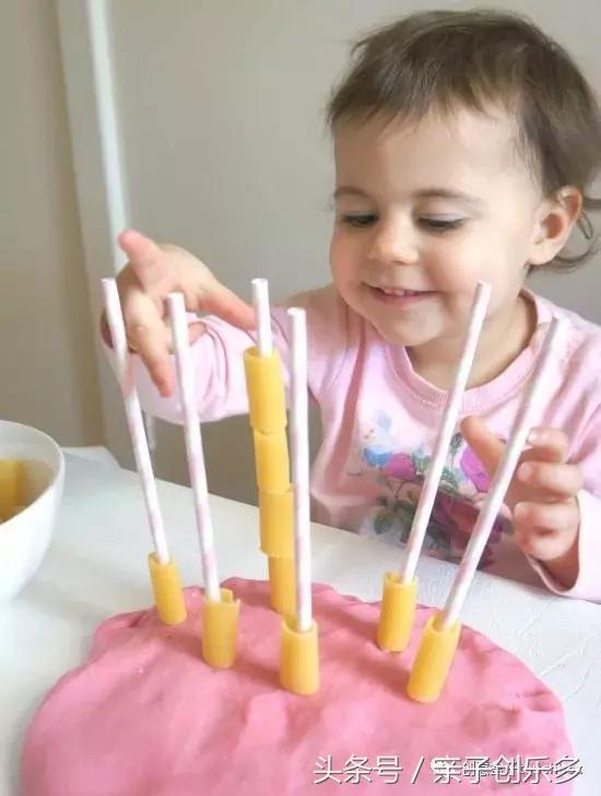 周末在家给孩子做什么玩具,熊孩子在家玩手机