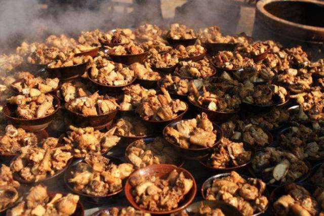 河南民间庙会美食,河南庙会大锅菜免费吃