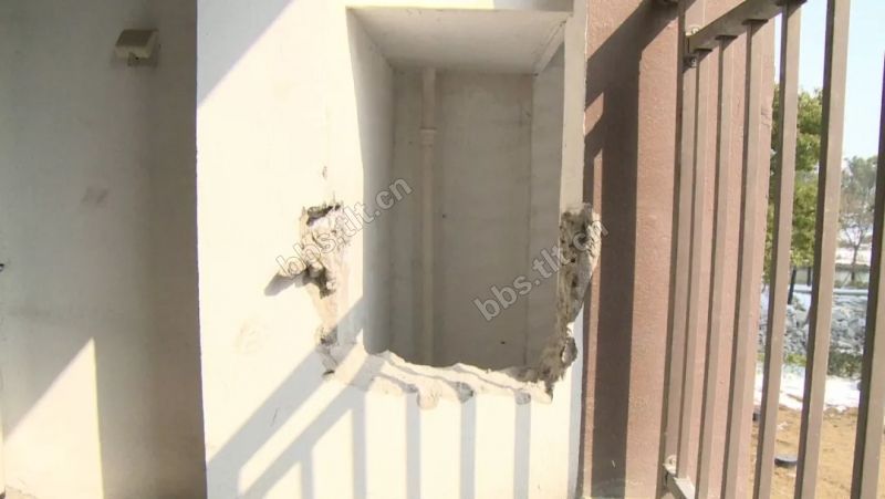 泰州大爷拿到*迁拆**安置房,墙体竟然有蛇皮袋!