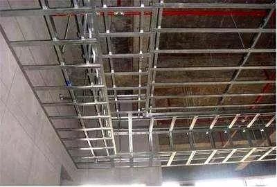 吊顶龙骨轻钢龙骨好还是木龙骨好,木龙骨和轻钢龙骨区别图片对比