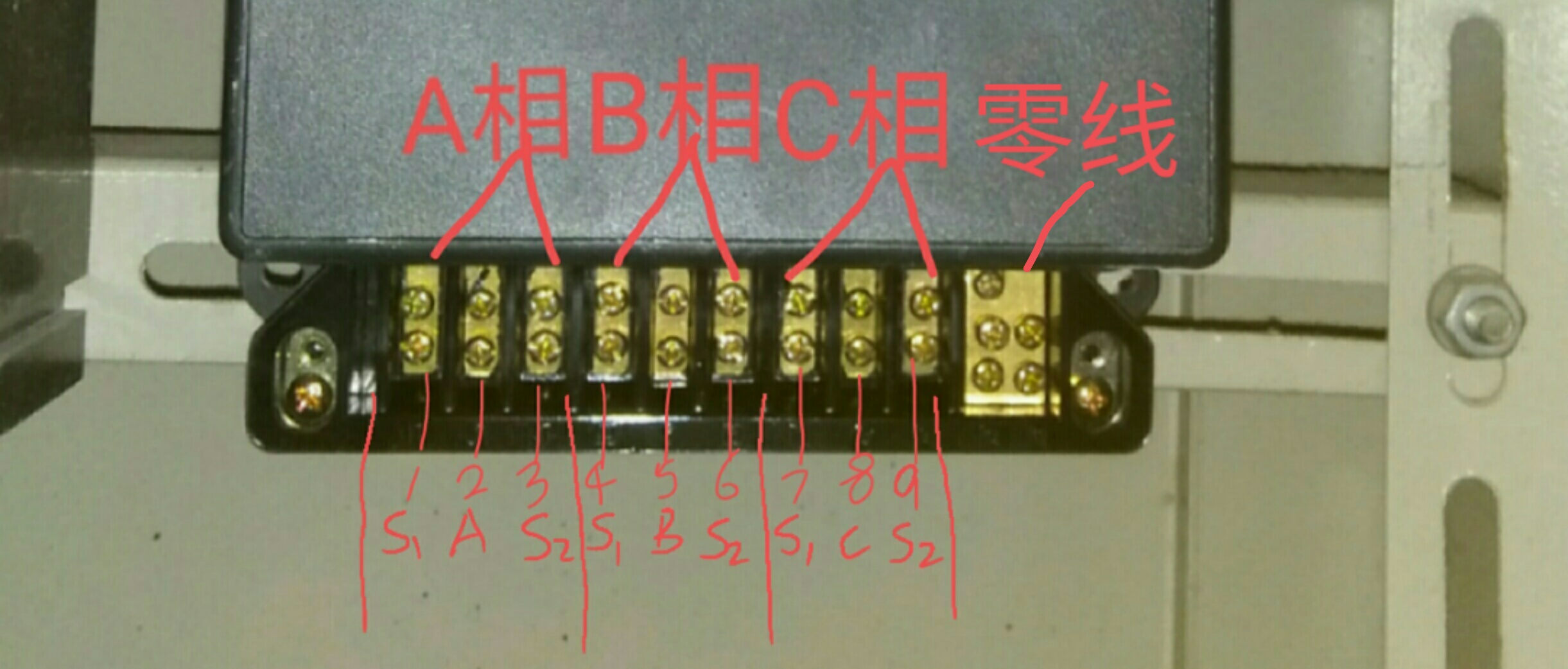 三相互感器电表读法,三相电表接互感器要拆连接片吗