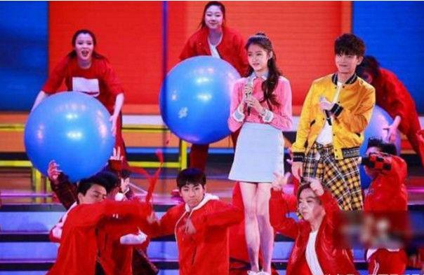 关晓彤走红毯秀好身材,关晓彤北京台春晚粉色裙子视频