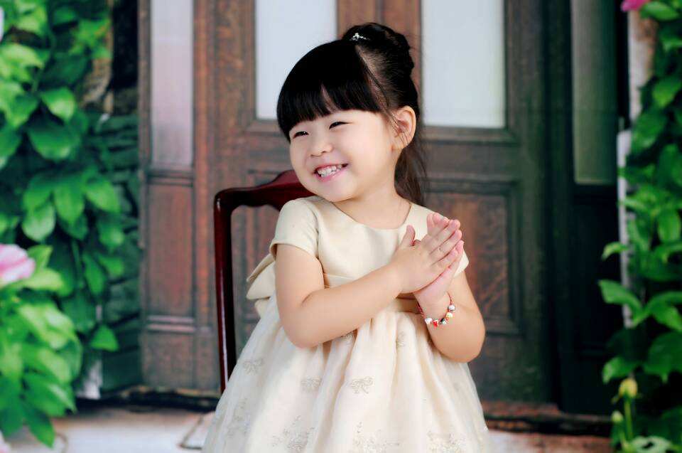 怎样梳小朋友的公主发型,怎么梳儿童可爱小公主发型