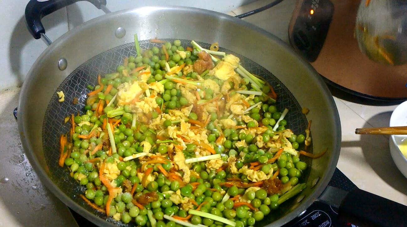 怎么做豌豆好吃又简单,学做五彩豌豆小炒