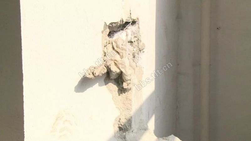 泰州大爷拿到*迁拆**安置房,墙体竟然有蛇皮袋!