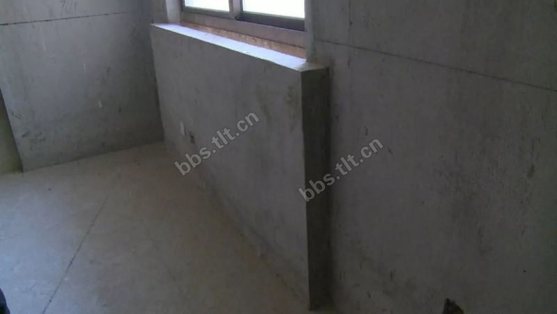 泰州大爷拿到*迁拆**安置房,墙体竟然有蛇皮袋!