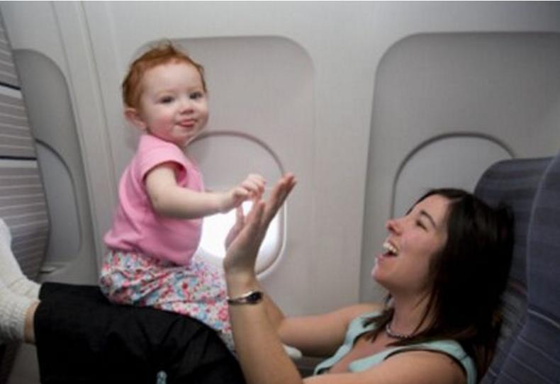 宝宝坐飞机哭闹不停视频,两岁坐飞机如何防止哭闹