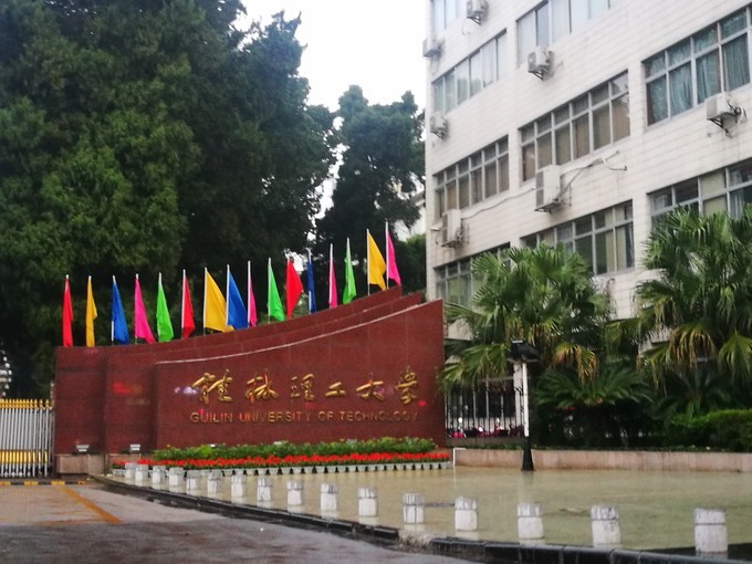 烟雨朦胧中的桂林山水,最简单桂林阳朔西街风景写生图片