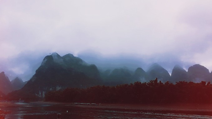 烟雨朦胧中的桂林山水,最简单桂林阳朔西街风景写生图片
