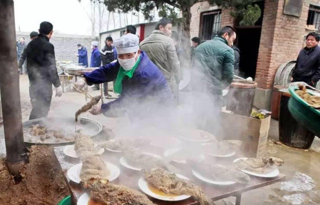 河南民间庙会美食,河南庙会大锅菜免费吃